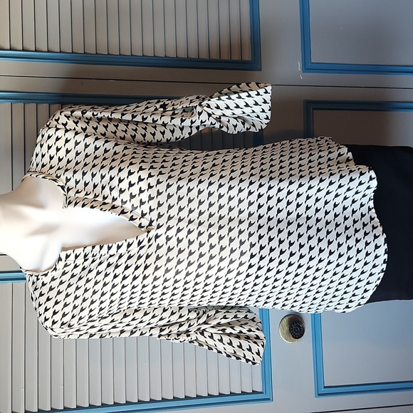 Collective Concepts Bird Print Blouse - Picture 2 of 14